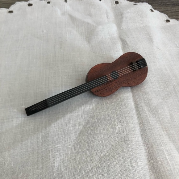 Handcrafted Guitar Brooch - Picture 3 of 9